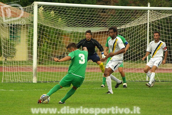 Stefano Levrini prepara il tiro, Cossar osserva
